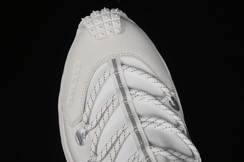 Top view of the textured toe and lacing system