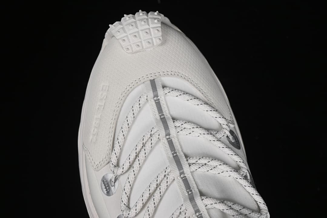 Top view of the textured toe and lacing system