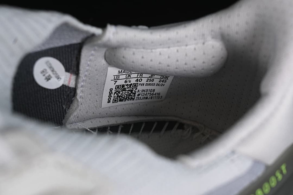 Interior size label showing sample shoe size US 7 and EU 40.