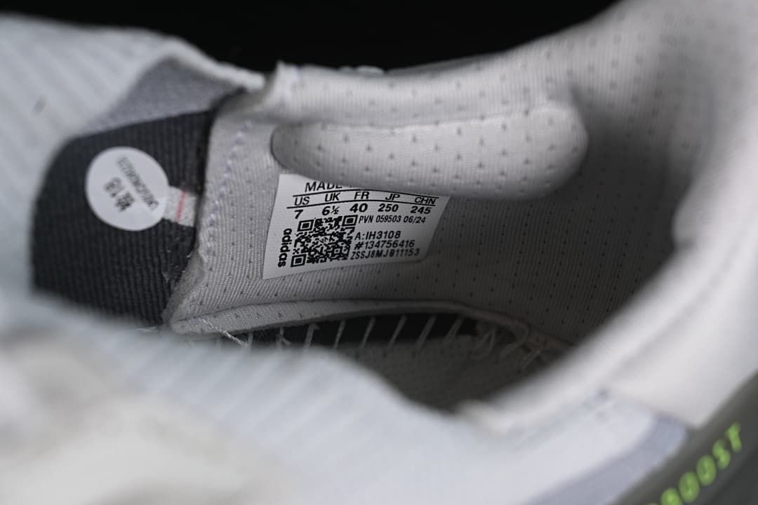 Interior size label showing sample shoe size US 7 and EU 40.