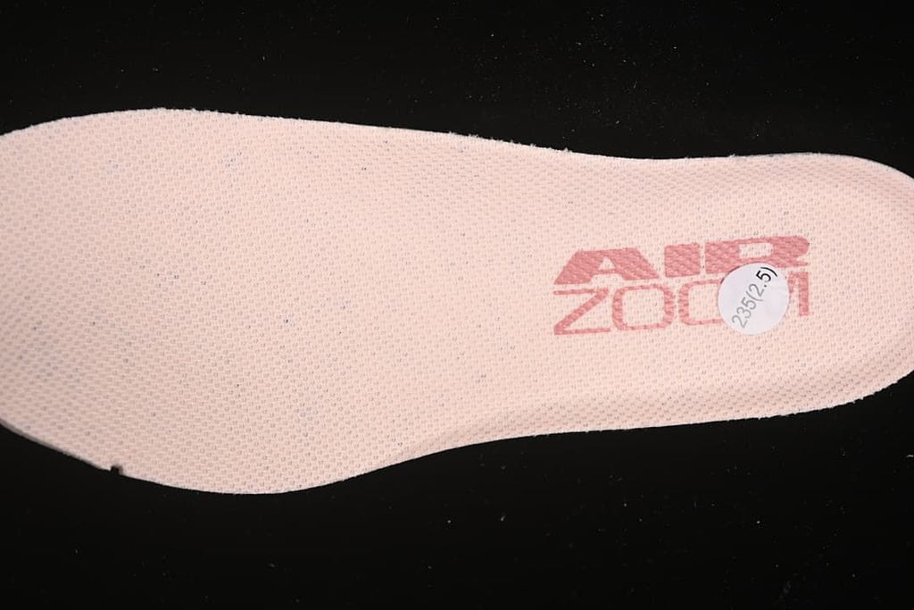 Close-up of a pink shoe insert marked Air Zoom with a size sticker reading 235 (2.5)