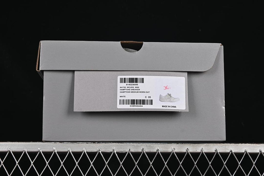 Shoebox label identifying Hamptons Medium Worn Out, White, WCURS 9000 and size 35