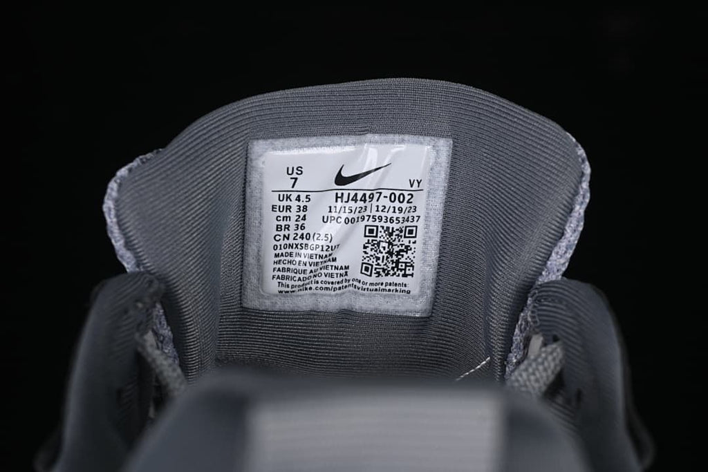 Tongue label showing style code HJ4497-002 and sample size EU 38