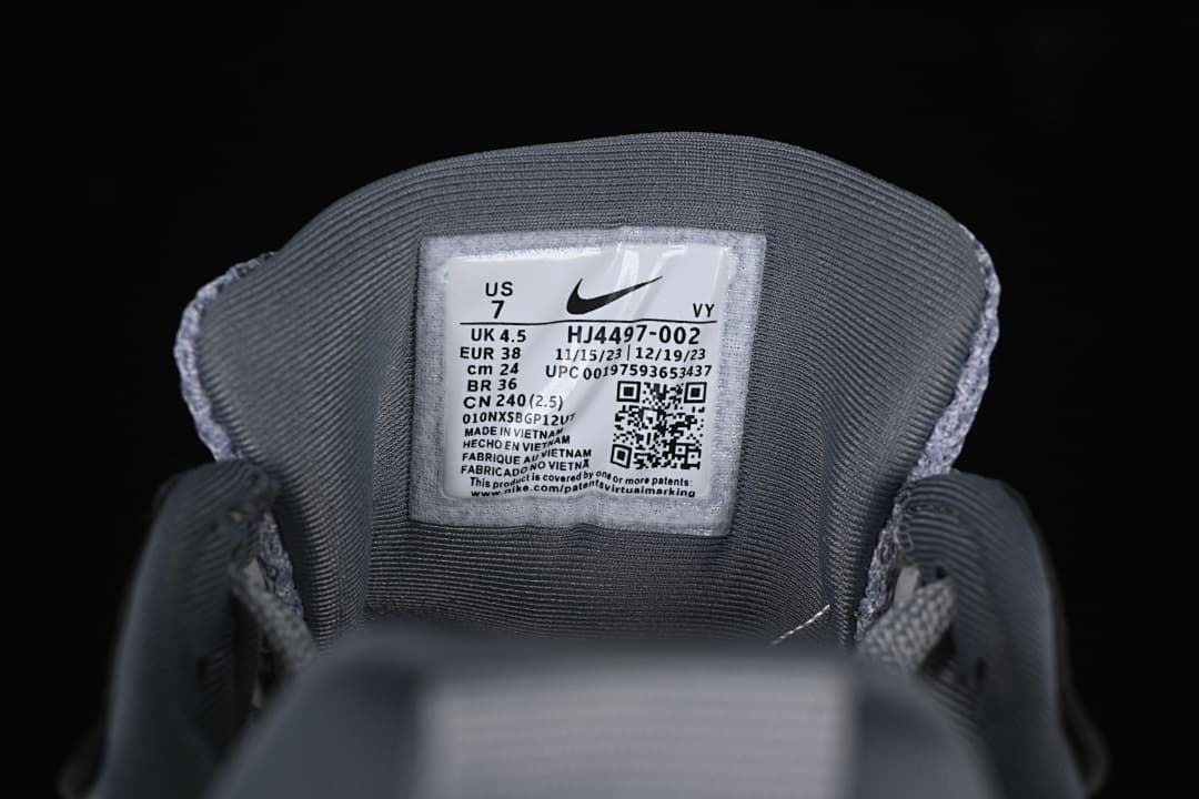 Tongue label showing style code HJ4497-002 and sample size EU 38