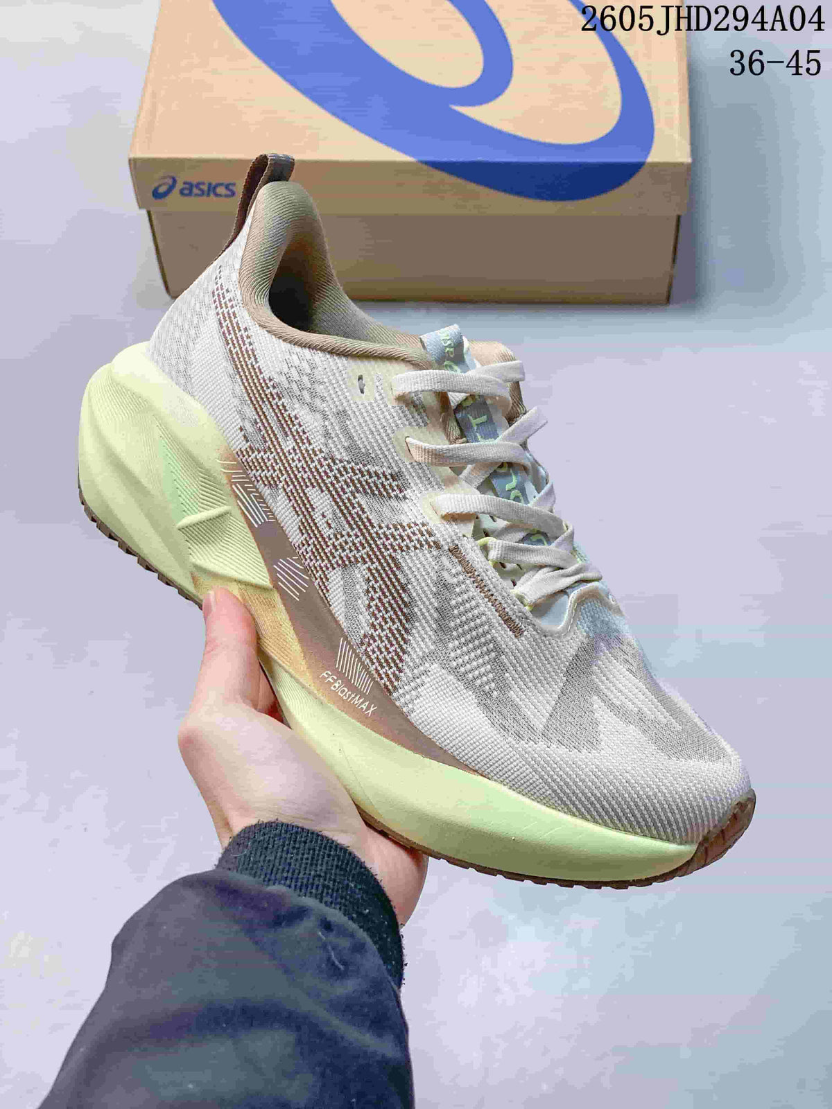 Light neutral ASICS NOVABLAST 5 LE running shoe with pale green midsole accents