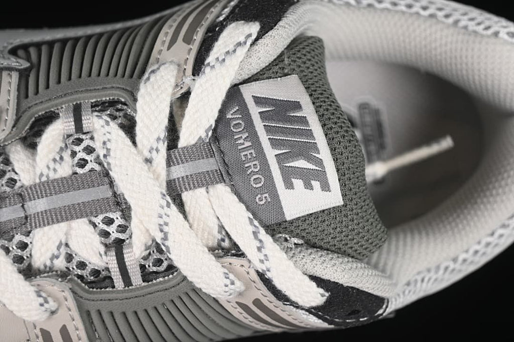 Close-up of the Vomero 5 tongue label and lace area.