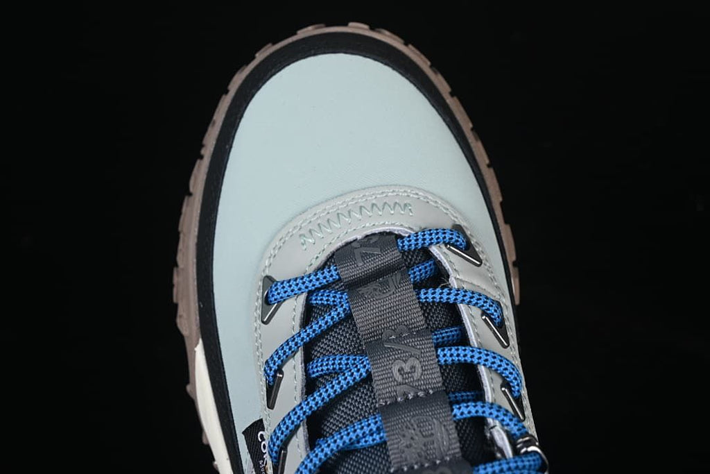 Top-down view of the boot toe and lace arrangement