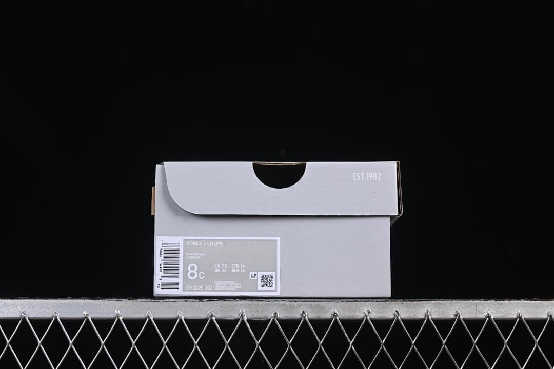 Shoebox label showing Force 1 LE, style code DH2925 001 and sample size 8C