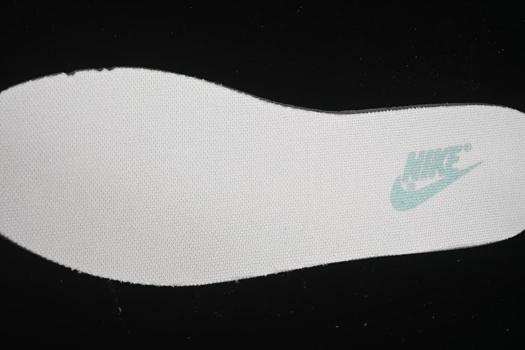 Close-up of the white insole with Nike branding