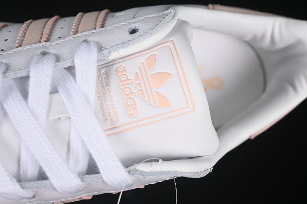 Close-up of the tongue label and white laces.