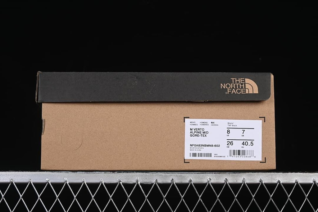 Boot box label identifying the Verto Alpine Mid GORE-TEX in black and showing a sample size.