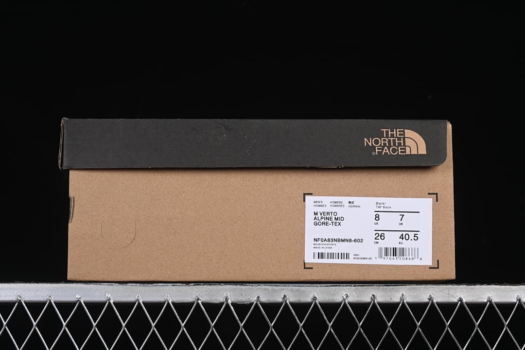 Boot box label identifying the Verto Alpine Mid GORE-TEX in black and showing a sample size.