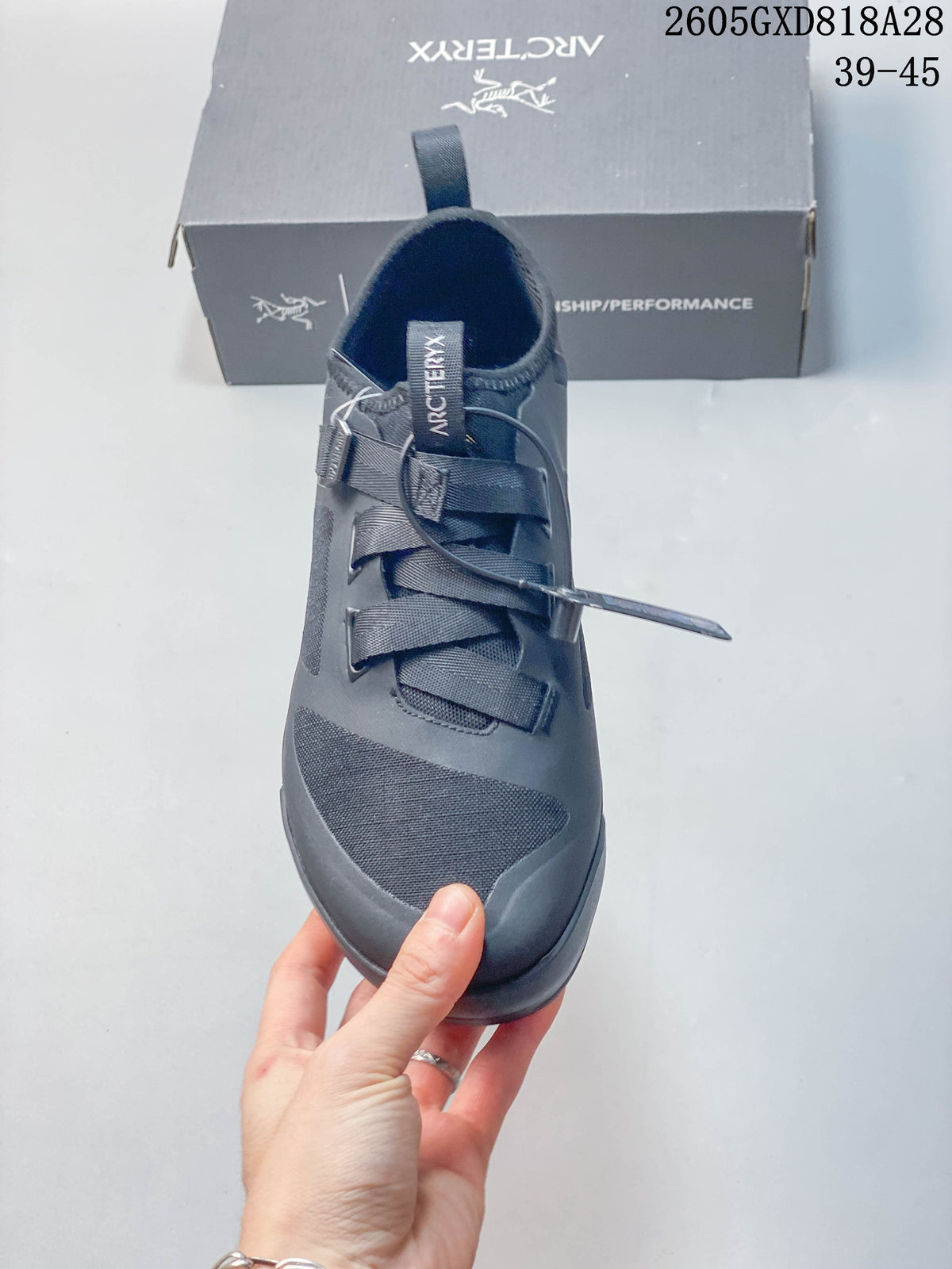 Top view of the gray shoe showing the tongue, strap-and-lace closure, and toe panel; image text shows 39–45.
